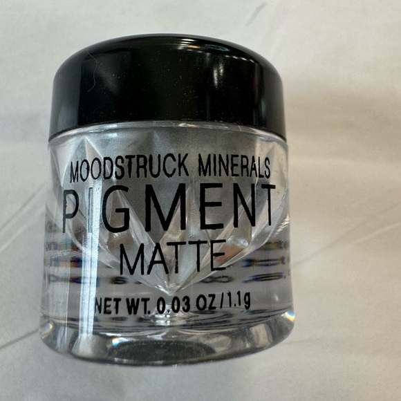 Younique Moodstruck Minerals Pigment Matte 0.03oz. Color is Naive - Picture 1 of 4